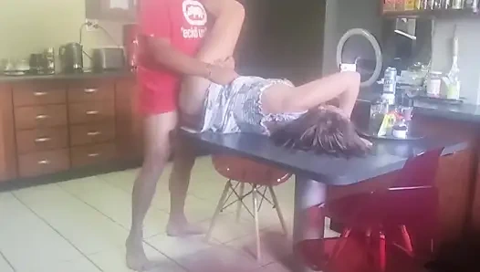 Kayınbirader mutfak masasında yüksek sesle inletiyor