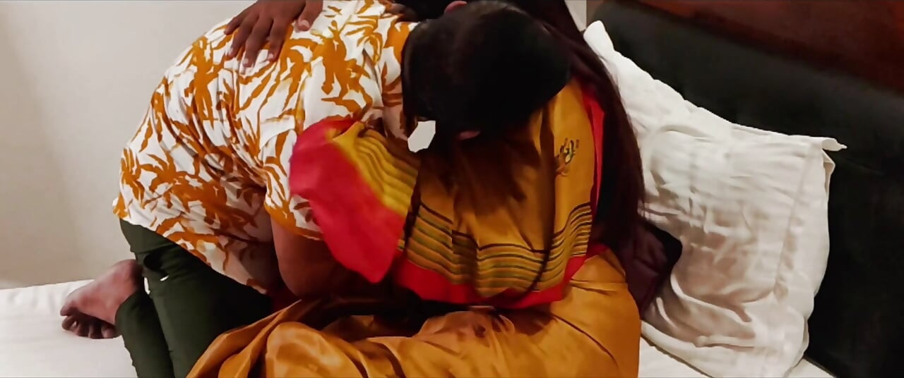 Una chica india vino a la casa de sus hermanastros y fue follada. Un fuerte gemido gritando follando