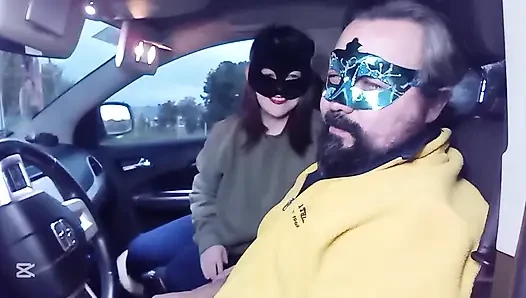 Menampar muka di dalam mobil
