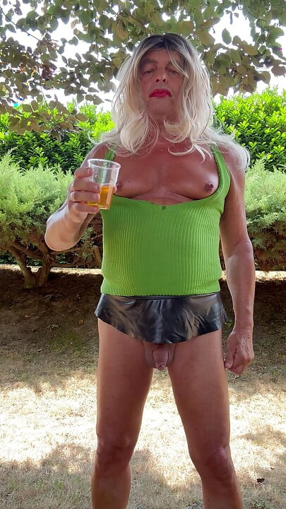La trans Kassy54 boit en public