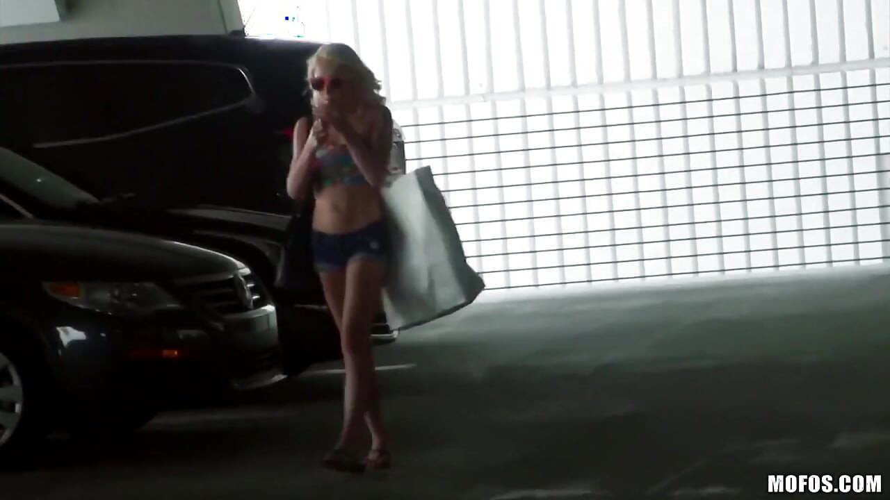 Stranded Teens - si cewek hot rambut pirang stacie andrews rela membayar lift dengan memek sempitnya