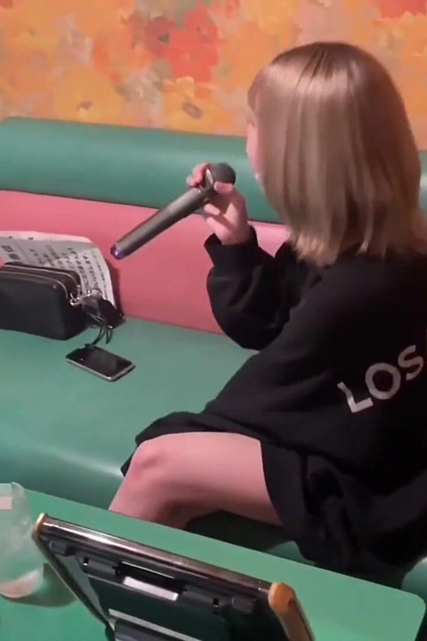 Gal karaoke ngentot sama cewek kurus