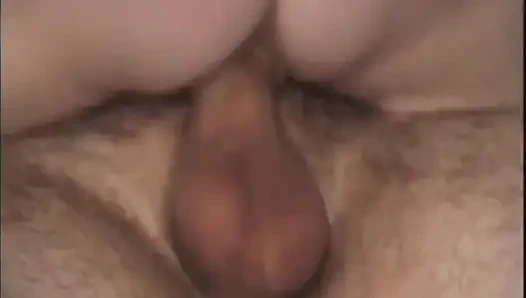 Yaşlı ve genç üçlü grup seks orta yaşlı seksi kadın büyük siyah yarak emiyor (tam orijinal film.)