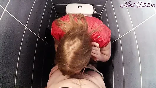 Gadis perancis dengan pantat bahenol dientot habis-habisan di toilet klub malam