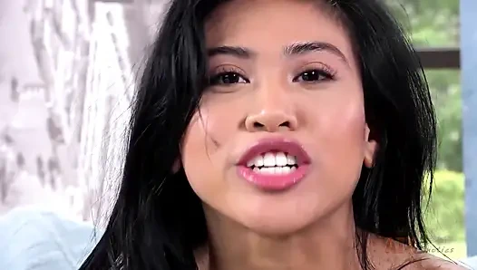 Ember snow spielt mit ihrer nassen rosa muschi, um orgasmen mit bein schütteln zu können