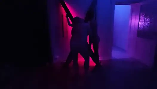 Hardcore-bdsm-gangbang. Männer Ficken Frau Gefesselt an Ketten Und Bett. Gangbang.