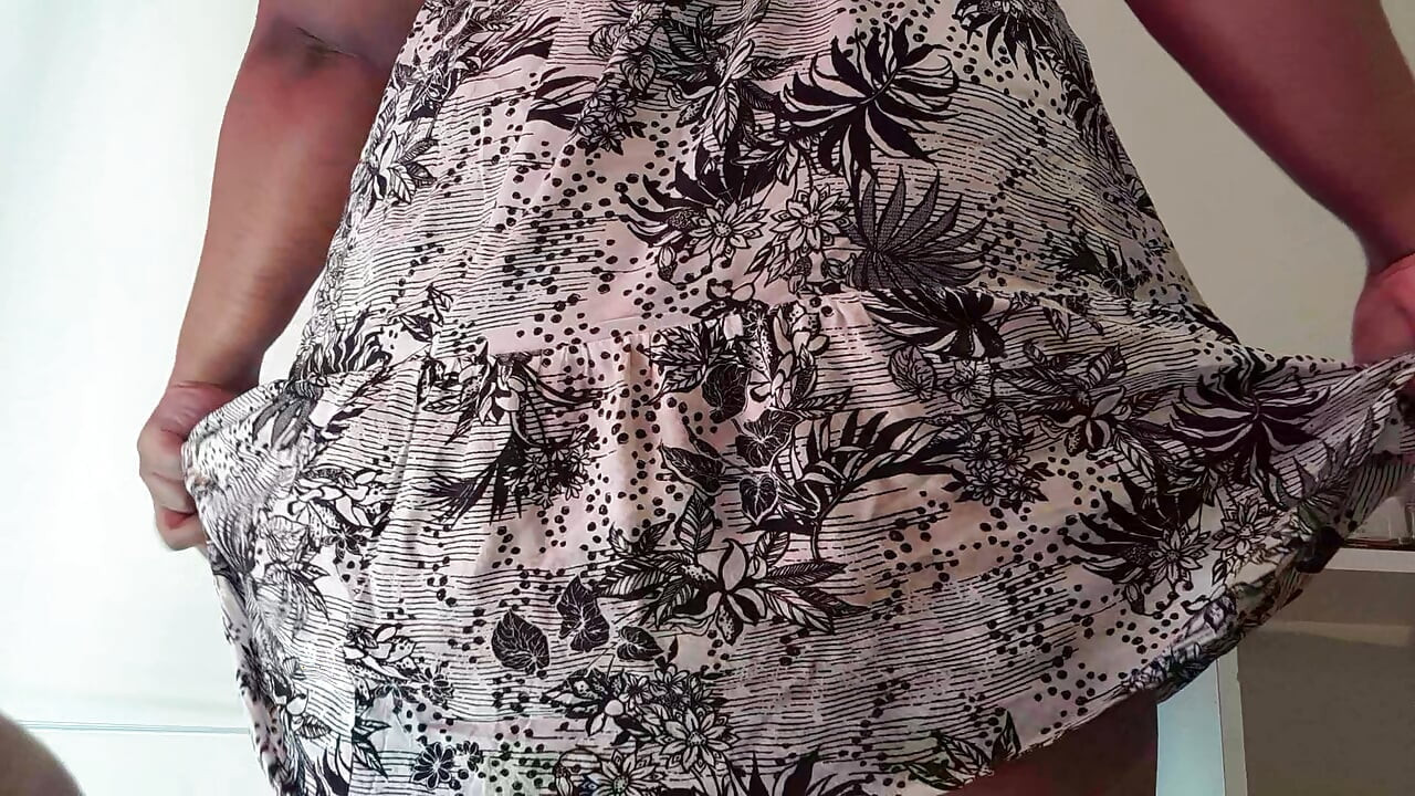 Trans wanita cantik besar bermain dengan pantatnya yang lucu