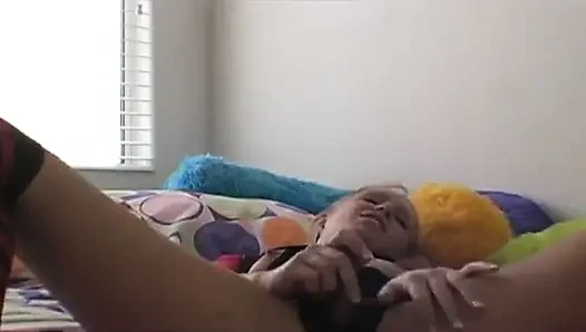 Gadis remaja masturbasi pakai stoking dan vibrator