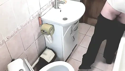 Istriku membantu tetangga lama ngocok kontol dan muncrat di toilet. Milf masturbasi kontol. Tua dan muda. Porno seks creampie ngocok kontol