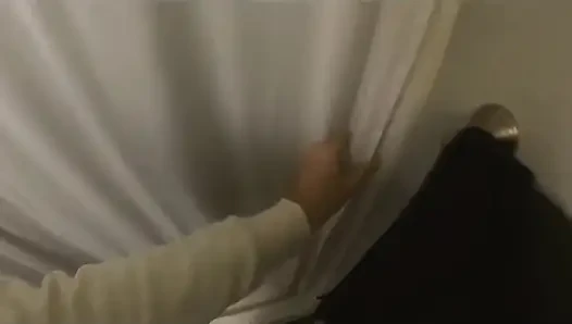 Düzgün vücutlu evli kadın gece duş sonrası yarağı boşaltıyor