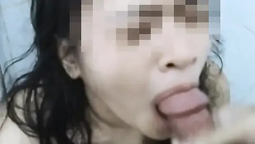 Highschool-mädchen lutscht den schwanz ihres lehrers in der toilette hinter der Schule für bessere note - Minokiiko