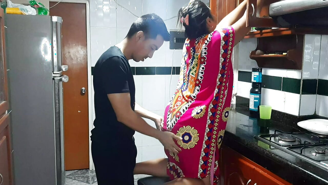 Le doy un buen masaje a mi madrastra