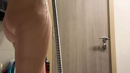 Mencukur intim di bak mandi