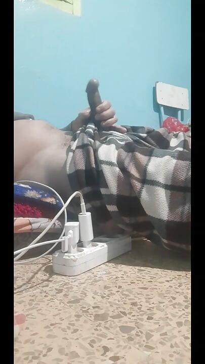 把从裤子的洞里拉出来