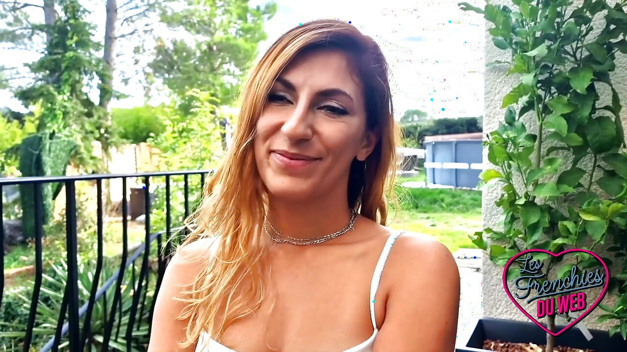 Stella, ein sehr geiles mädchen, das einen Geschmack des Doppels will
