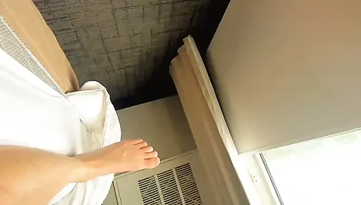 Azgın orta yaşlı seksi kadın otel havuzundan adamı alıyor ve büyük yarağına binerek orgazm oluyor -prezervatifsiz dölleme