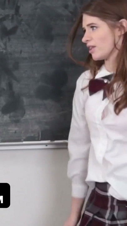 Teamskeet - vixens kecil nakal berseragam kampus menggertak dan menelanjangi gadis baru di kelas | Klip 1