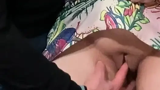 Fantasi di kereta bawah tanah! Memek gadis sange ini di-fingering sama orang asing