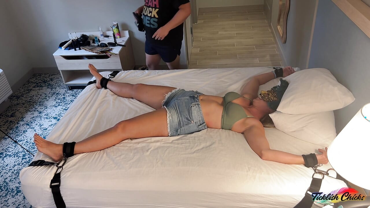 TICKLISH CHICKS - รุ่นแม่น่าเย็ดนมใหญ่ Jenna D ถูกมัดบนเตียงและทนความโกรธเย้ายวนของ Matt