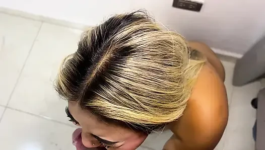Wunderschöne tätowierte Blondine wird gefickt