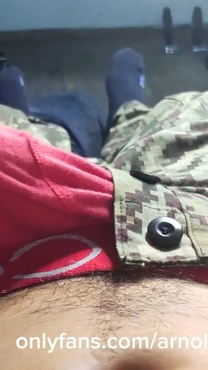 heteroseksualny wojskowy masturbuje się po miesiącu abstynencji i jęczy, gdy dochodzi na końcu 😈 | Klip 1