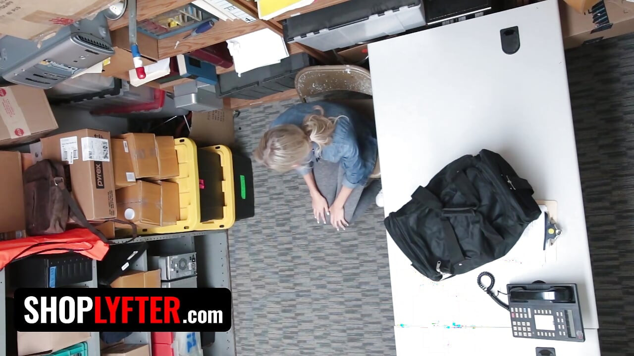 Shoplyfter - chuda blond ślicznotka Emma Hix daje swoją cipkę oficerowi bezpieczeństwa, aby wyjść z kłopotów