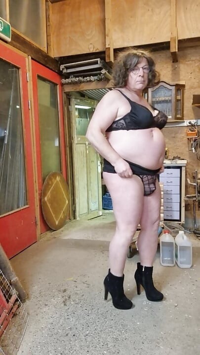 Prezentare ca o curvă efeminată