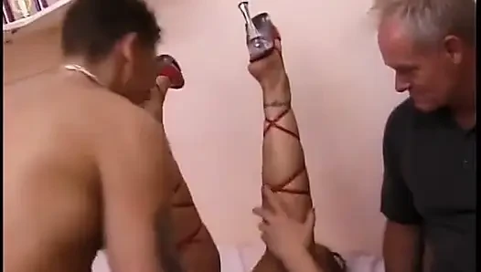 Memek cewek nakal rambut pirang dientot habis-habisan sama kontol besar di ranjang