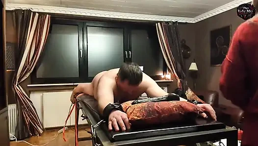 DomLady Mia - Bestrafung des Schreckens für den Sklaven - Training: Arsch gefickt mit der Fickmaschine - Teil 2