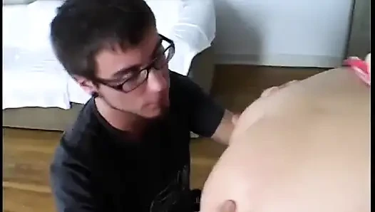 Genç adam sert zonklayan sert yarakla esmerlerin yüzünü ve amını sikiyor