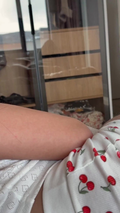 Meia-irmã me seduz com sua bunda grande na minha cama e eu começo a me masturbar atrás dela, mas ela me pegou! | Clipe 1