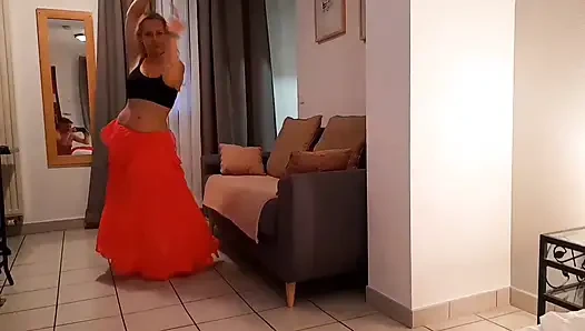 Selena lagi asik berpose sambil joget sambil perut