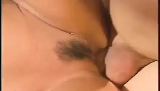Gadis tampak pada saat temannya disetubuhi di sofa dan dikrim