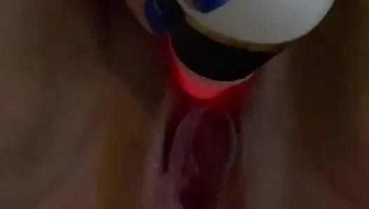 MILF squirtet in einen großen strom, weil der plug in ihrem arsch drückt