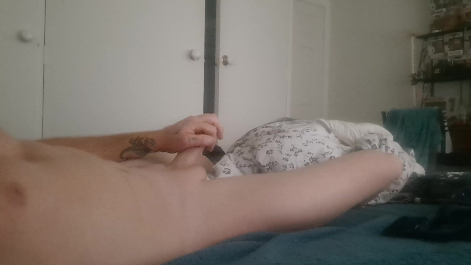 Betrapt op masturberen door mijn jonge vrouw.