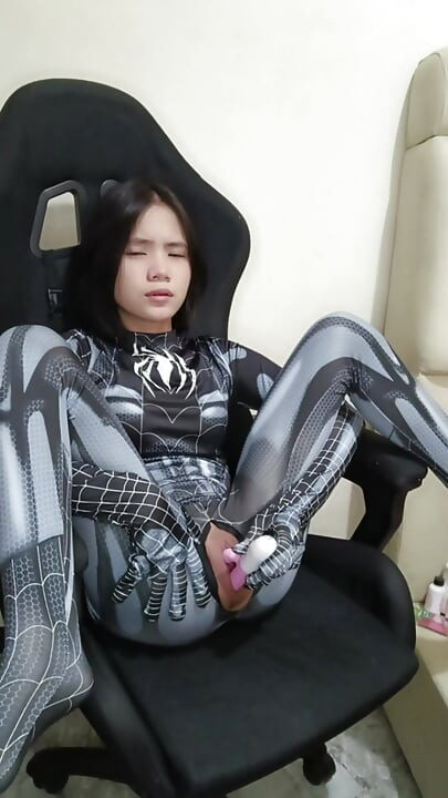 Black Spider Girl megtanulta, hogyan kell ujjazni egy dildó segítségével