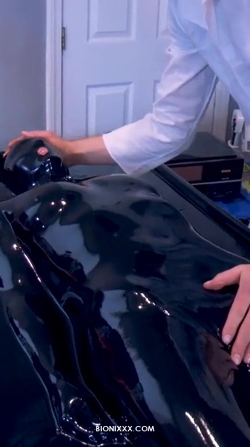 Laboratoriotestaus fembot madeline blue lateksissa bionixxx:lle