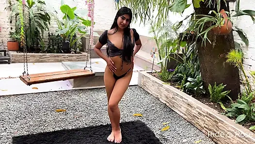 Миниатюрная, но с изгибами, которые не пройдут незамеченными