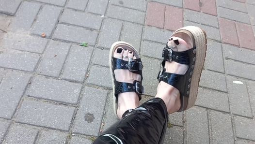 Je me promène dans un legging en latex et des sandales sexy