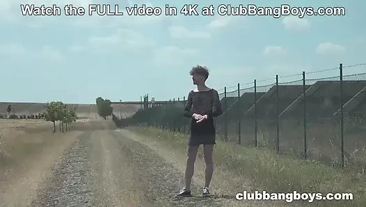 Herkes geçinmek zorunda! ClubBangBoys'ta femboy sokaklarda