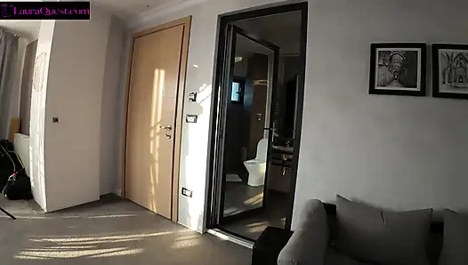 Nach der Begegnung mit einem aufzug in ein handtuch gewickelt, verführt sie einen fremden in seinem hotelzimmer