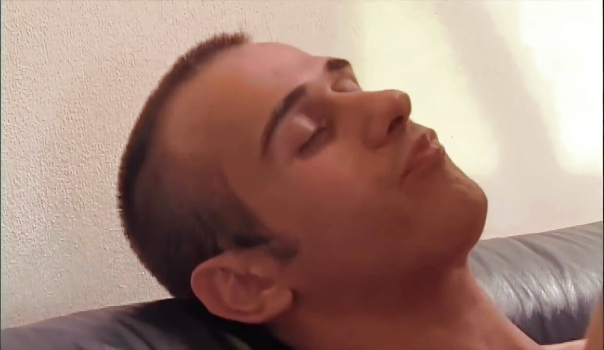 The Psychologist Is an Irresistible MILF, and He Fucks Her in the Ass on the Office Sofa