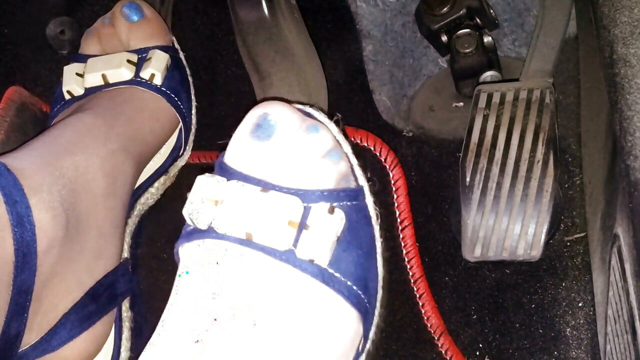 Conducir y Rev alcaba en cuñas azules en mis pies manguerados