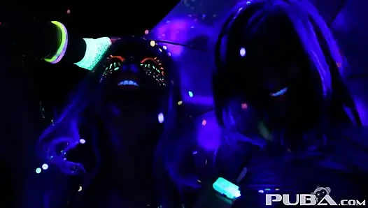 Черно-светлая дождливая ночь с Abigal Mac и Ava Addams