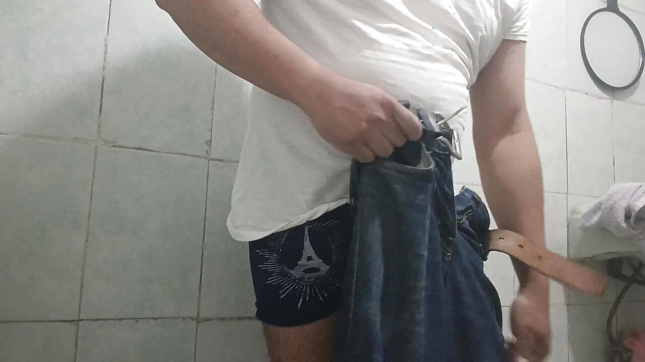 내 샤워를 마치고 학교 준비를 시작하는 걸 지켜봐