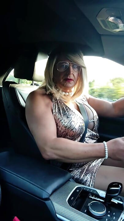 Seksi transvestit kellycd2022 u zlatnoj sjajnoj haljini sa životinjskim uzorkom i štiklama u najlonkama