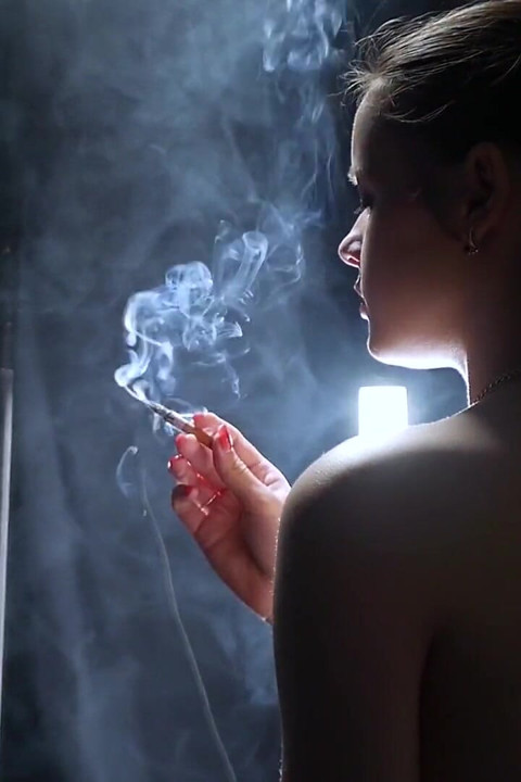 一点点点的裸体吸烟女孩
