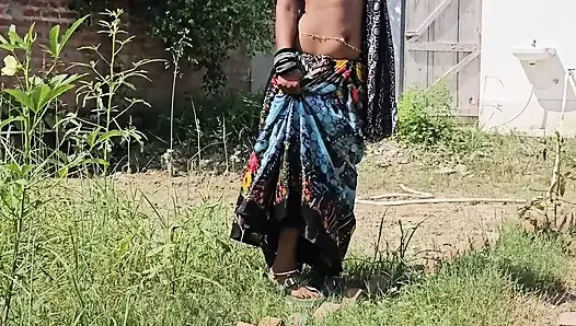 Sulu kırmızı dudaklı sevimli Hintli kız patronun yarağını yalıyor ve emiyor ve misyonerde sikişiyor.