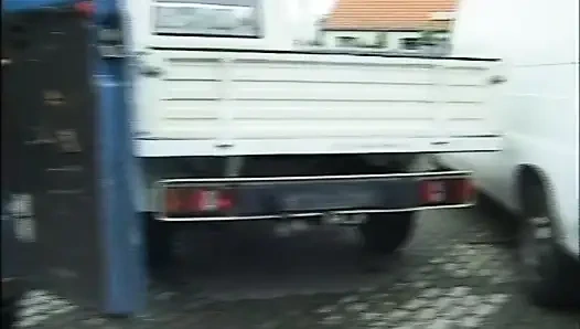 Kirli orta yaşlı seksi kadınlar ve genç azgın sürtükler açık havada büyük klasik yaraklarla sikiliyor (tam film)