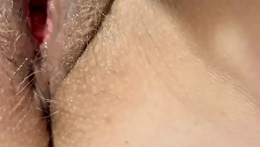 Frau claire spielt mit ihrer muschi